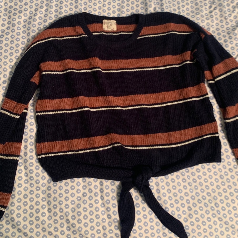 Cropped Sweater with knot